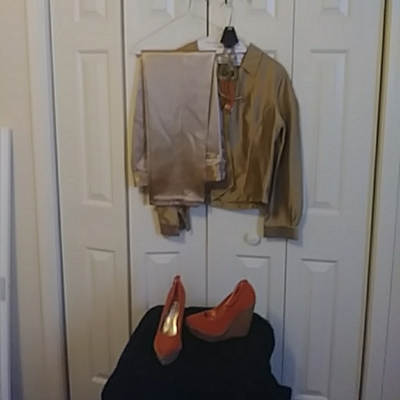 Clothing and shoes - Picture 3 of 8